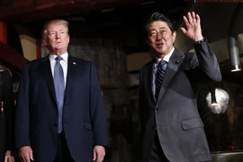 Thủ tướng Nhật Bản Shinzo Abe (phải) đón tiếp Tổng thống Mỹ Donald Trump đang ở thăm Tokyo ngày 5/11. (Nguồn: AFP/TTXVN)