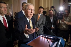 Lãnh đạo phe đa số tại Thượng viện - Thượng nghị sĩ Cộng hòa Mitch McConnell (thứ hai, trái) trong cuộc họp báo ở Washington, DC ngày 2/5. (Nguồn: EPA/TTXVN)