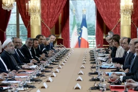 Tổng thống Pháp Francois Hollande (thứ ba, phải) đã có cuộc hội đàm với Tổng thống Iran Hassan Rouhani (thứ hai, trái) trong chuyến thăm Pháp. (Nguồn: AFP/TTXVN)