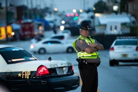 Cảnh sát Mỹ phong tỏa hiện trường hộp đêm Pulse sau vụ xả súng ngày 12/6. (Nguồn: AFP/TTXVN)