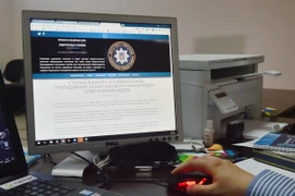 Nhân viên Công ty an ninh mạng Ukraine điều tra vụ tấn công mạng ở Kiev ngày 29/6. (Nguồn: AFP/TTXVN)