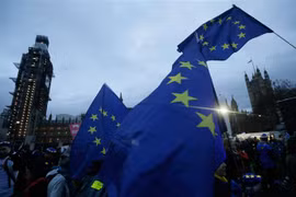 Cờ EU bên ngoài tòa nhà Quốc hội Anh ở thủ đô London, ngày 15/1/2019. (Nguồn: THX/TTXVN) 