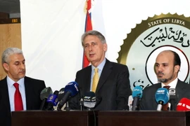 Ngoại trưởng Anh Philip Hammond (giữa) tại cuộc họp báo với các thành viên Chính phủ đoàn kết Libya ở Tripoli ngày 18/4. (Nguồn: AFP/TTXVN)