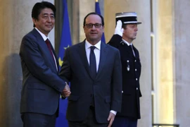 Tổng thống Pháp Francois Hollande và Thủ tướng Nhật Bản Shinzo Abe. (Nguồn: Reuters)