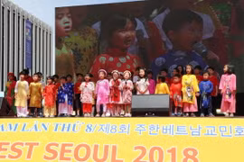 Tiết mục văn nghệ Lớp tiếng Việt yêu thương tại lễ hội. (Ảnh: Mạnh Hùng/TTXVN) 