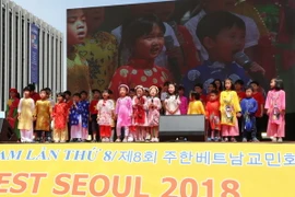 Tiết mục văn nghệ Lớp tiếng Việt yêu thương tại lễ hội. (Ảnh: Mạnh Hùng/TTXVN) 