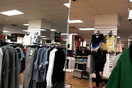 Kinh tế Mỹ phát tín hiệu trái chiều về việc làm và doanh số bán lẻ