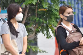 Người dân Thái Lan đeo khẩu trang để tránh khói bụi ô nhiễm tại Bangkok ngày 14/1/2019. (Nguồn: THX/TTXVN) 