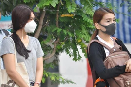 Người dân Thái Lan đeo khẩu trang để tránh khói bụi ô nhiễm tại Bangkok ngày 14/1/2019. (Nguồn: THX/TTXVN) 