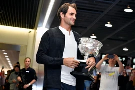 Tay vợt Roger Federer cùng chiếc cúp vô địch giải Australian Open 2017 ở Kloten, Thụy Sĩ ngày 29/1. (Nguồn: EPA/TTXVN)