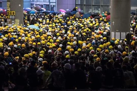 Người biểu tình Hong Kong phong tỏa bên ngoài trụ sở cơ quan chính quyền của Đặc khu hành chính Hong Kong, Trung Quốc ngày 1/7/2019. (Nguồn: AFP/TTXVN) 