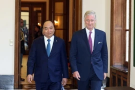 Nhà Vua Bỉ Philippe đón Thủ tướng Nguyễn Xuân Phúc tại Cung Vua. (Ảnh: Thống Nhất/TTXVN) 