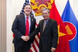 Đại sứ Phạm Quang Vinh tiếp Phó Chủ tịch Hội Chữ thập Đỏ Hoa Kỳ Jono Anzalone. (Ảnh: Đoàn Hùng/TTXVN)