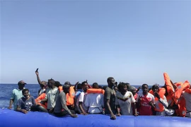 Những người di cư gặp nạn ở ngoài khơi Libya được tàu Ocean Viking cứu ngày 11/8. (Nguồn: AFP/TTXVN) 
