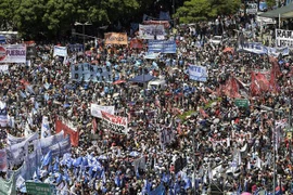 Người dân tham gia biểu tình phản đối chính sách kinh tế của Chính phủ tại Buenos Aires, Argentina, ngày 13/2/2019. (Nguồn: AFP/TTXVN) 