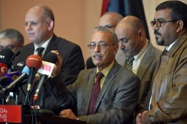 Đại diện Quốc hội Libya được quốc tế công nhận Ibrahim Fethi Amish (giữa) tại cuộc họp báo sau đàm phán ở ngoại ô Tunis, Tunisia ngày 6/12. (Nguồn: AFP/TTXVN)