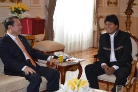 Phó Thủ tướng Vũ Văn Ninh hội kiến Tổng thống Bolivia Evo Morales. (Ảnh: Quang Sơn/TTXVN)