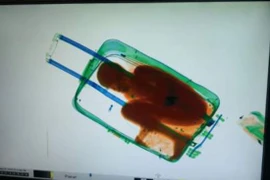 Phát hiện bé trai 8 tuổi nằm gọn trong hành lý khách du lịch