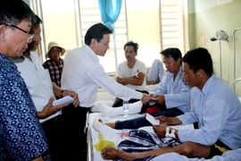 Lãnh đạo tỉnh Bình Thuận thăm hỏi nạn nhân tại Bệnh viện đa khoa tỉnh Bình Thuận. (Ảnh: Nguyễn Thanh/TTXVN)