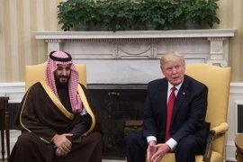 Tổng thống Mỹ Donald Trump (ảnh, phải) đã có cuộc gặp với Phó Hoàng Thái tử kiêm Bộ trưởng Quốc phòng Saudi Arabia Mohammed bin Salman (ảnh, trái) tại Nhà Trắng. (Nguồn: AFP/TTXN)