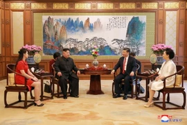Nhà lãnh đạo Triều Tiên Kim Jong-un (giữa, trái) và Chủ tịch Trung Quốc Tập Cận Bình. (Nguồn: Yonhap/TTXVN)