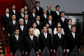 Thủ tướng Shinzo Abe (giữa) và các thành viên Nội các mới tại Tokyo. (Nguồn: Reuters/TTXVN)