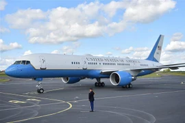 Chiếc máy bay Không lực Một chở Tổng thống Mỹ Donald Trump và đệ nhất phu nhân Melania Trump sau khi hạ cánh xuống sân bay Caen-Carpiquet ở Normandy, Pháp, ngày 6/6/2019. (Nguồn: AFP/TTXVN) 