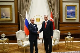 Tổng thống Thổ Nhĩ Kỳ Tayyip Erdogan (phải) và Tổng thống Nga Vladimir Putin (trái) trong cuộc gặp ở Ankara, Thổ Nhĩ Kỳ ngày 28/9. (Nguồn: THX/TTXVN)