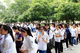 Thí sinh xếp hàng vào phòng thi đánh giá năng lực môn Ngoại ngữ trên máy tính tại Đại học Quốc gia Hà Nội, sáng 5/5. (Ảnh: Quý Trung/TTXVN)