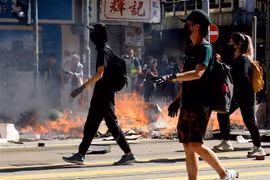 Hình ảnh người biểu tình quá khích ở Hong Kong (Ảnh: THX/TTXVN)
