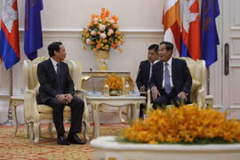 Chủ tịch Đảng Nhân dân Campuchia, Thủ tướng Chính phủ Vương quốc Campuchia Samdech Hun Sen (phải) tiếp ông Nguyễn Văn Nên, Bí thư Trung ương Đảng, Chánh văn phòng Trung ương Đảng nhân chuyến thăm và làm việc tại Campuchia. (Ảnh: Trần Long/Vietnam+) 