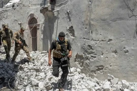 Binh sỹ Iraq tiến vào Thành cổ Mosul ngày 25/6. (Nguồn: AFP/TTXVN)
