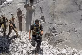 Binh sỹ Iraq tiến vào Thành cổ Mosul ngày 25/6. (Nguồn: AFP/TTXVN)