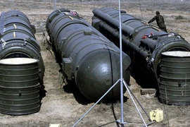 Ba tên lửa RSD 10 từ thời Xôviết chuẩn bị được tiêu hủy tại bãi phóng vệ tinh Kapustin Yar theo điều khoản của Hiệp ước INF. (Nguồn: SPUTNIK/TTXVN)