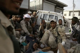 Lực lượng ủng hộ Chính phủ Syria trong chiến dịch truy quét phiến quân IS ở ngoại ô thị trấn Manbij, Aleppo ngày 15/6. (Nguồn: AFP/TTXVN)