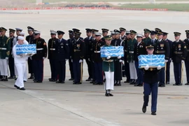 Chuyển hài cốt các binh sỹ Mỹ thiệt mạng trong cuộc Chiến tranh Triều Tiên từ máy bay quân sự C-17 tại Căn cứ Không quân Osan ở Pyeongtaek, cách thủ đô Seoul của Hàn Quốc khoảng 70km về phía Nam ngày 27/7. (Nguồn: Yonhap/TTXVN)