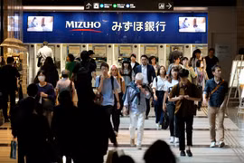 Người dân tại một khu mua sắm ở thủ đô Tokyo, Nhật Bản. (Nguồn: AFP/TTXVN)