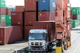 Hàng hóa được xếp tại cảng ở Tokyo, Nhật Bản. (Nguồn: AFP/TTXVN) 