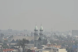 Khói mù bao phủ bầu trời Mexico City hồi năm 2016. (Nguồn: AFP/TTXVN)