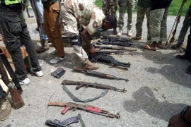 Binh sỹ Nigeria trưng bày số vũ khí thu giữ của Boko Haram trong một chiến dịch truy quét ở thị trấn Dikwa, bang Đông Bắc Borno ngày 26/7. (Nguồn: AFP/TTXVN) 