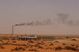 Cơ sở lọc dầu Saudi Aramco trên sa mạc gần khu vực giàu dầu mỏ Khouris, cách thủ đô Riyadh, Saudi Arabia khoảng 160km về phía Đông. (Nguồn: AFP/TTXVN)