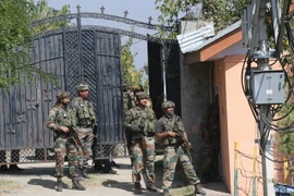 Quân đội Ấn Độ được triển khai tại hiện trường một vụ xả súng ở Srinagar, thủ phủ mùa Hè của Kashmir ngày 3/10. (Nguồn: THX/TTXVN) 