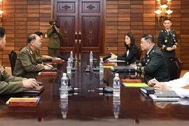 Đại tá Cho Yong-geun (thứ 2, phải), Trưởng phái đoàn Hàn Quốc và Đại tá Om Chang-nam (thứ 2, trái), Trưởng phái đoàn Triều Tiên tại cuộc hội đàm quân sự cấp chuyên viên ở làng đình chiến Panmunjom ngày 13/9. (Nguồn: Yonhap/TTXVN)