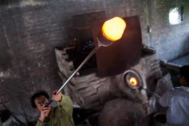 [Photo] Độc đáo nghề thổi thủy tinh làm cốc ở làng Xối Chì 