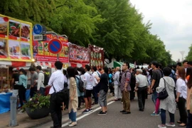 Du khách tham gia Lễ hội Việt Nam tại Kanagawa xếp hàng thưởng thức các món ăn Việt Nam. (Ảnh: Thành Hữu/TTXVN)