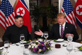 Tổng thống Mỹ Donald Trump (phải) và Chủ tịch Triều Tiên Kim Jong-un dùng bữa tối thân mật trong cuộc gặp đầu tiên tại Hội nghị thượng đỉnh Mỹ-Triều lần hai, ngày 27/2. (Nguồn: AFP/TTXVN)