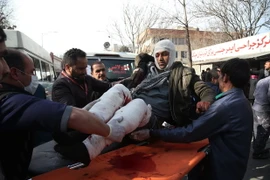Chuyển người bị thương tại hiện trường vụ đánh bom liều chết ở Kabul ngày 27/1. (Nguồn: THX/TTXVN)