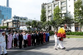 Lãnh đạo Thành phố Hồ Chí Minh dâng hoa Chủ tịch Hồ Chí Minh tại công viên tượng đài Bác. (Ảnh: Thanh Vũ/TTXVN)