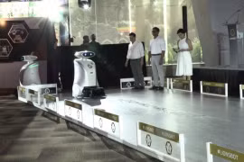 [Video] Cận cảnh robot dọn vệ sinh biết hát rap ở Singapore