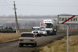 Đoàn xe của Hội Chữ thập đỏ chuyển hàng viện trợ cho người dân Ukraine sống tại làng Pischevik thuộc vùng Donetsk, Ukraine. (Nguồn: AFP/TTXVN)